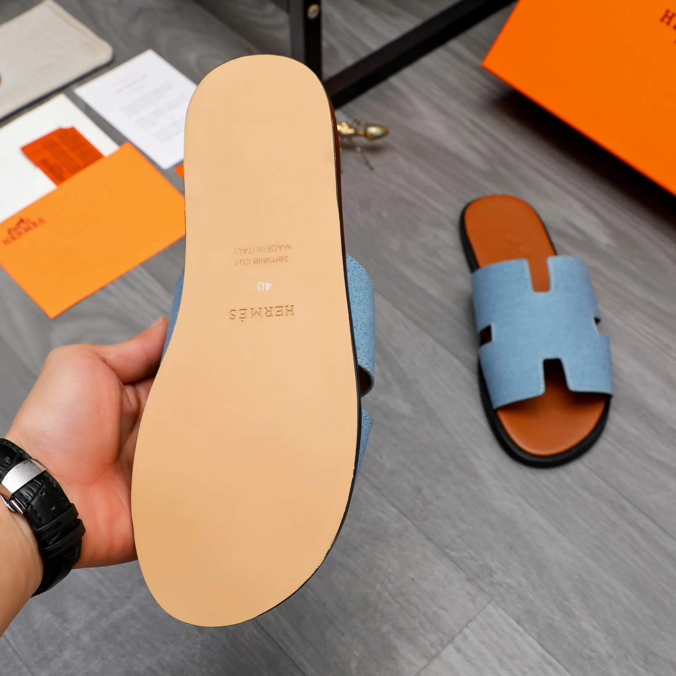 Men's shoes 💰280 Product trademark: Hermes "Hermes" slippers True size: 38-46 Product material: Denim breathable upper, microfiber lining, original outsole